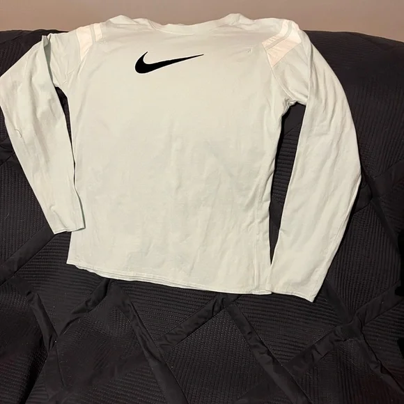 Nike Long Sleeve Shirt in Light Green - Picture 1 of 2